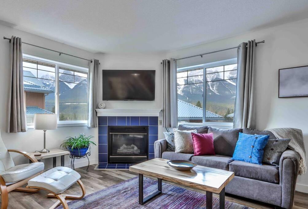 Ferienwohnung Big Mountain Views - Bright 2-Story Corner Unit Canmore Exterior foto