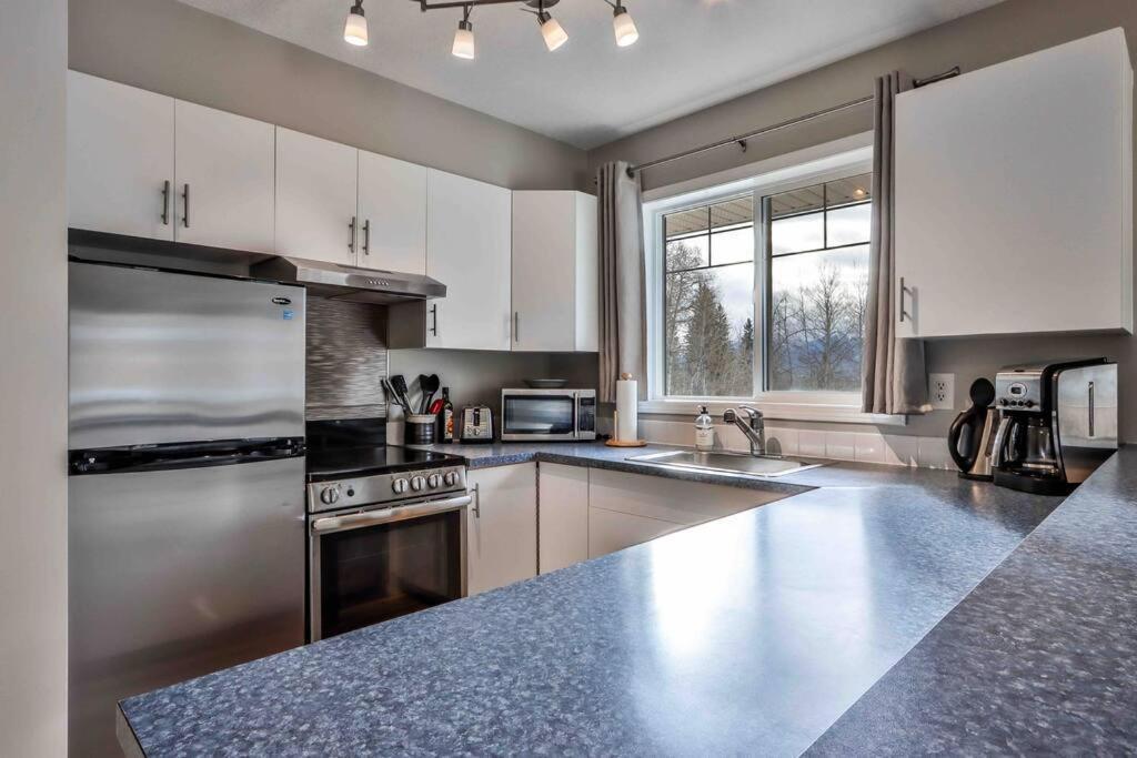 Ferienwohnung Big Mountain Views - Bright 2-Story Corner Unit Canmore Exterior foto