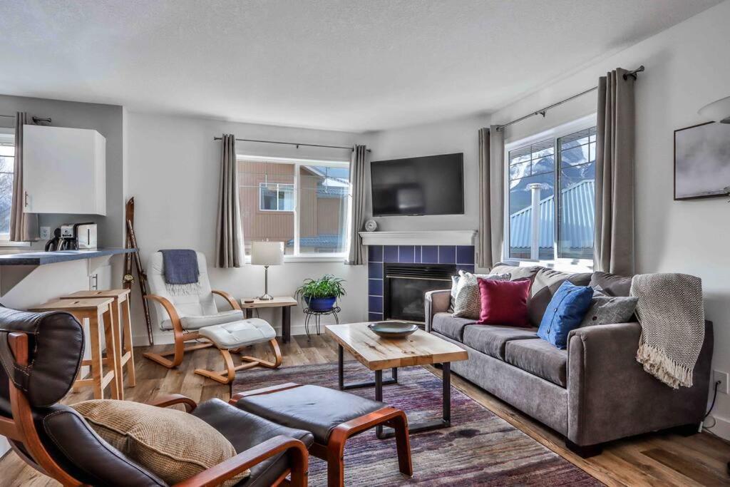 Ferienwohnung Big Mountain Views - Bright 2-Story Corner Unit Canmore Exterior foto