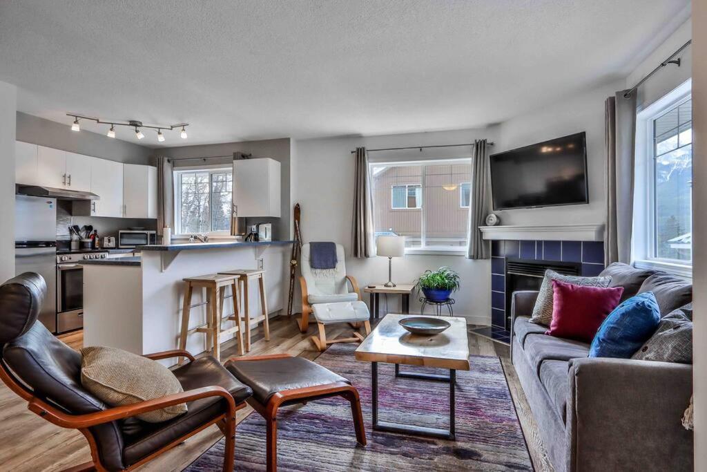 Ferienwohnung Big Mountain Views - Bright 2-Story Corner Unit Canmore Exterior foto