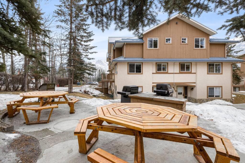 Ferienwohnung Big Mountain Views - Bright 2-Story Corner Unit Canmore Exterior foto